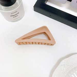 Pinza de Pelo Triangular Sencilla de Inspiración Coreana, Diseño de Garra de Tiburón, Plástico PC Esmerilado, Moda Diaria para Mujer, para Sujetar el Cabello Despeinado - Product Image 4