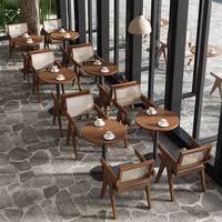 Ensemble table et chaises de salle à manger décontractées en rotin tressé en bois massif, style moderne minimaliste inspiré du Wabi-Sabi, mobilier de restaurant