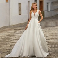 Robe de mariée moderne en satin à col en V sans manches et plis, robe de mariée trapèze simple, dos nu
