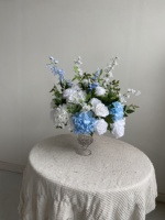 Centre de table luxueux en fleurs artificielles bleu et blanc, arrangement d'hortensias, de roses et de delphiniums, vase doré, décoration de mariage faite à la main