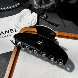 유시 커스텀 로고 대형 아세테이트 알로 헤어 클립 샤크 클립 심플 블랙 앤 화이트 패셔너블 엘레강트 헤어 액세서리 - Product Image 4