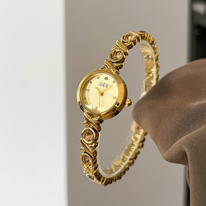 Montre à quartz pour femme de luxe légère et haut de gamme, cadran en verre, affichage à aiguilles, design délicat et compact, bracelet en alliage, résistance à l'eau 3 BAR - Product Image 4
