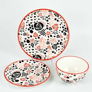 Une variété de vaisselle familiale à impression personnalisable ensemble d'assiettes en porcelaine émaillée, ensemble de bols vaisselle en céramique