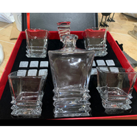 Carafe à whisky de luxe personnalisée en verre soufflé à la main et ensemble de pierres avec des verres carrés classiques gravés dans un coffret cadeau en bois