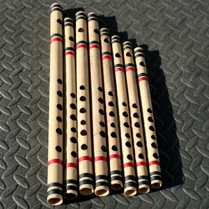 Flûte Bansuri en bambou artisanale, instrument de musique traditionnel indien en bois avec bandes décoratives rouges et noires - Product Image 1
