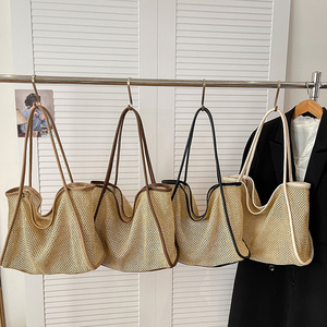 Sac à bandoulière en cuir grande capacité pour femme, idéal pour l'été et la plage, sac fourre-tout tressé en paille très tendance pour les vacances et le quotidien, avec petite pochette en PU - Product Image 1