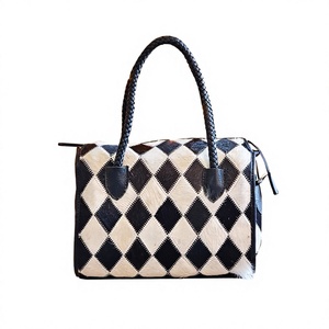 Sac à main en cuir de luxe noir et blanc à motif diamanté avec poignées tressées et fermeture éclair, sac de voyage décontracté pour femme - Product Image 2