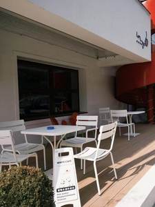 Ensemble de salle à manger d'extérieur tout <span class=keywords><strong>en</strong></span> aluminium empilable et résistant aux intempéries |   Table et chaises imperméables et antirouille pour cour, terrasse et café - Product Image 3