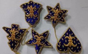 ชุดเครื่องประดับตกแต่งต้นคริสต์มาสทำมือสีส้มลายปักซาร์โดซี งานปักดิ้นทองแบบอินเดีย งานฝีมือทำมือจากกำมะหยี่ ประดับด้วยลูกปัด - Product Image 2