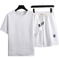 Les essentiels de l'été pour les hommes: short et t-shirt légers et respirants-Look sportif