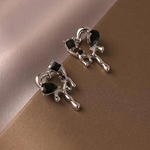 Orecchini Pendenti a Cuore Punk con Onice Nera, Montatura a Griffe, in Lega Placcata Argento, Gioielli da Festa alla Moda da Donna - Product Image 3