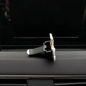 Y-1101 Clip de décoration papillon coloré incrusté de diamants pour diffuseur de parfum de voiture et grille d'aération de climatiseur - Product Image 3