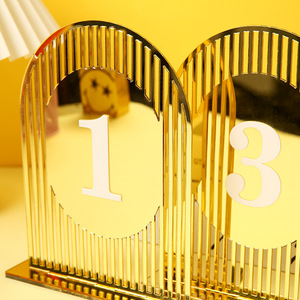 Numéros de table en acrylique doré de luxe 4x6 pouces - Porte-numéros de table de mariage élégants et cintrés pour <span class=keywords><strong>la</strong></span> décoration de réceptions et d'événements - Product Image 4