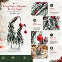 Mini sapin de Noël courbé floqué avec boules rouges et baies, décoration de bureau pour les fêtes, accent décoratif pour la maison effet neige