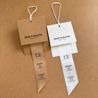 Étiquettes suspendues personnalisées de luxe imperméables pour vêtements, étiquettes en plastique pour vêtements, étiquettes de marque pour vêtements avec cordon, chaussettes écologiques