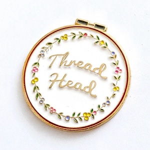 カスタムソフトエナメルニードルキーパークロスステッチ使用スレッドヘッドニードルマインダー磁気ピン - Product Image 1