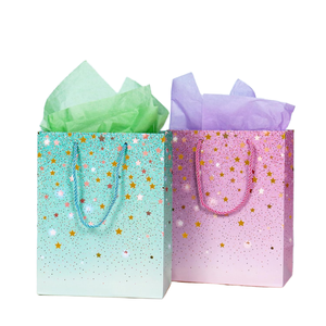 Bolsa de Papel Kraft Blanca con Asa y Estampado Dorado en Caliente, Materiales Reciclados CMYK para Empaque de Regalos Navideños - Product Image 1