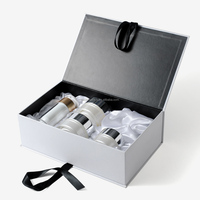 Boîte rigide personnalisée style casier avec couvercle rabattable, ruban noir et insert en satin doux pour kit influenceur, shampoing et coffret cadeau PR Fête des Mères