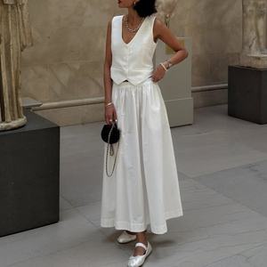 ชุดเซ็ตกระโปรงยาว 2 ชิ้น เสื้อกั๊กคอวีแขนกุดติดกระดุมเดี่ยว สไตล์ลำลองสำหรับผู้หญิง ดีไซน์หรูหราสำหรับฤดูร้อนใหม่ - Product Image 2