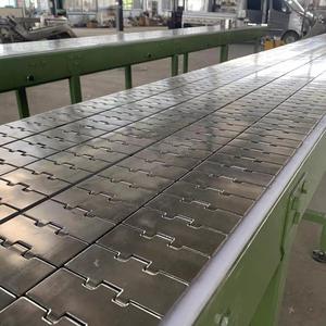 Linea di automazione degli imballaggi per alimenti e bevande con sistema di trasporto sincrono a catena piatta a più file - Product Image 4