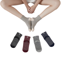Chaussettes de yoga personnalisées bordeaux à rayures et décorées de perles pour femmes, mi-mollet, antidérapantes, pour Pilates, avec semelle intégrale en silicone