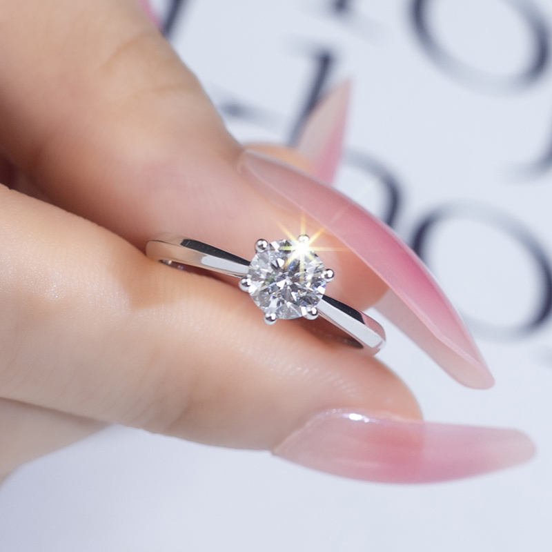 โมอิสซาไนต์ทรงกลม 1 กะรัต