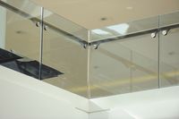 Rampe en verre trempé sans cadre avec main courante et poteaux en acier inoxydable pour installations dans les centres commerciaux