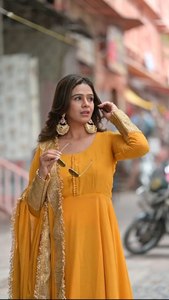 ชุดผ้าจอร์เจียสีเหลืองเรืองแสงสีทองทันสมัยมีกระดุมพอตลีที่สวยงามสำหรับงานปาร์ตี้ radhe ส่งออกได้อย่างรวดเร็ว - Product Image 5