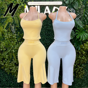 Set Sportivo da Donna in Nylon ad Alta Elasticità, Top Corto con Spalline Incrociate e Pantaloni Capri da Yoga, Set Due Pezzi, Logo Personalizzabile - Product Image 1
