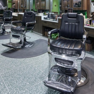 Sillón de Barbería Reclinable Hidráulico de Aluminio y Cuero Sintético Negro Esmerilado Moderno, Ecológico y Duradero, Giratorio 360° para Sala de Estar - Product Image 6
