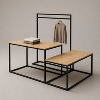 Table de présentation et portant à vêtements combinés avec cadre en métal noir et dessus en bois clair