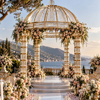 Gazebo de mariage en cristal avec structure dorée et auvent rond pour cérémonie en plein air, décoration d'événements hôteliers, conception personnalisée en usine