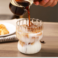 Vente en gros Tasse en verre nervuré unique Origami Ensemble de verres à boire ondulés pour mariages Cocktails Tasse en verre Tasse à café