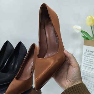 Escarpins sexy pour femmes en satin de qualité supérieure avec talon fin, style professionnel à bout pointu, grande taille, coupe basse pour dames - Product Image 5