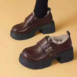 Pantuflas de gamuza suave de alta gama, aptas para uso en interiores y exteriores, pantuflas de invierno para mujer, cómodas y afelpadas, con función antideslizante. - Product Image 4