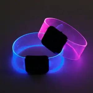 Karnaval için LED ışık Up bilezikler LED Glow yanıp sönen bilekliği