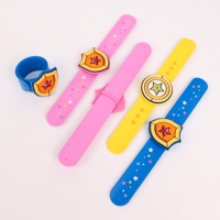 Op maat gemaakte siliconen slap bracelets, gepersonaliseerde slap bandjes als party-favour voor kinderfeestjes, groothandel schoolklas prijs cadeau