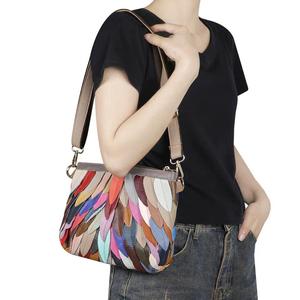 Sacs à bandoulière AndoBag en cuir véritable à blocs de couleur avec pompon - Petit sac à main carré vintage simple pour femmes 3174 - Product Image 6