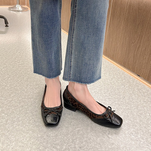 Fabricante personalizado al por mayor bailarina pisos PU cuero zapatos de ballet para las mujeres cómodo Slip-On cierre ligero de peso para la suma - Product Image 3