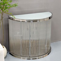 Console LED contemporaine en verre à rayures verticales demi-lune, design éclairé à double couche pour mur de salon