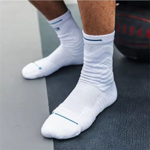 Chaussettes de sport personnalisées en gros pour hommes, épaisses et rembourrées, avec semelle en tissu éponge, pour le basketball, la course et l'entraînement - Product Image 4