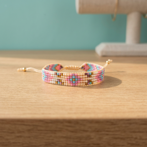 Bracelet artisanal Sstringz en perles Miyuki Delica dorées métalliques, blanc ivoire et brun terreux avec motif géométrique tribal - Product Image 5