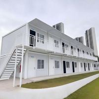 Dormoir modulaire à deux étages en conteneurs avec escalier et balcon pour l'hébergement des travailleurs sur chantier