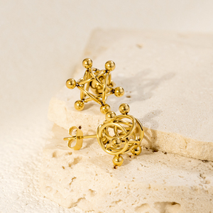 महिलाओं के लिए नया फैशन दैनिक स्टेनलेस स्टील ज्यामितीय खोखले बॉल 18k सोना प्लेटेड आरामदायक बेडेड गहने स्टड इयररिंग - Product Image 1