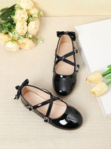 Chaussures plates d'été en cuir PU à brides croisées avec nœud arrière pour enfants, vente en gros - Product Image 2