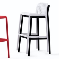 Tabouret de bar design d'extérieur de style nordique, minimaliste, en plastique ajouré, empilable, avec structure en PP, pour usage commercial