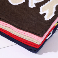 Gorro de punto acrílico personalizado estilo urbano con diseño de llamas, estilo hip-hop, con bloques de color y jacquard de llamas.