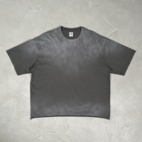 T-shirt ample vintage pour homme à manches courtes, coupe carrée, avec délavage style américain et détails usés.