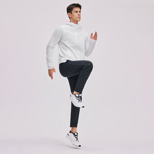 เสื้อแจ็กเก็ตกีฬาสำหรับผู้ชายเสื้อปีนเขาผ้าแห้งเร็วมีฮู้ดห้าสีทึบปรับแต่งโลโก้ได้ - Product Image 2