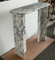 Table console contemporaine sur mesure en marbre blanc Arabescato, plateau semi-ovale en pierre, pieds en dalle, pour entrée, appartement, villa, hôtel